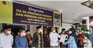 Sekda Aceh Menyerahkan 132 SK Kenaikan Pangkat dan Pensiun ASN se-Aceh