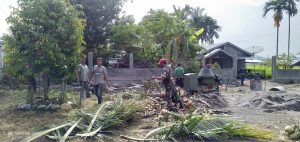 Wujud Kepedulian Babinsa Tentang Kebersihan Lingkungan di Wilayah Binaan