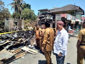 Sekda Madina Berikan Sejumlah Paket Sembako Kepada Korban Kebakaran