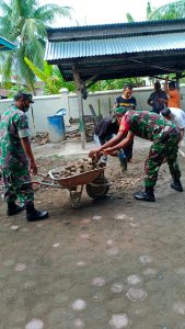 Babinsa Bantu Warga Bergotong Royong Pembersihan Pekarangan Masjid