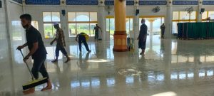 Jelang Ramadhan, Personil Polsek dan Brimob Bersama Warga Bersinergi Bersihkan Masjid