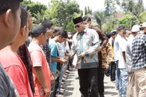 Bupati Madina Salurkan Gajinya Untuk Sopir Angkot