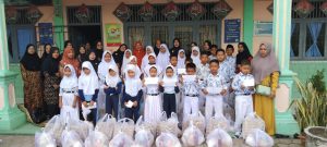 Menjelang Puasa, SDN 2 Kebun Lama Beri Santunan Anak Yatim