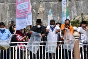Sekda Beserta Satker RRI Se- Indonesia Sebar 19 Ribu Ikan Di Danau Lut Tawar