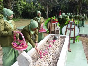 HUT Persit Ke -76, Persit KCK Cabang XXXIV Dim 0111/Bireuen Ziarah Dan Tabur Bunga Di Taman Makam Pahlawan