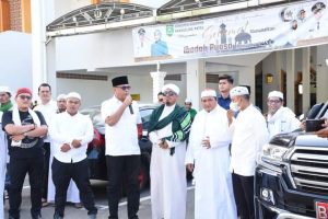 Bupati Madina Salurkan Gajinya Untuk Sopir Angkot