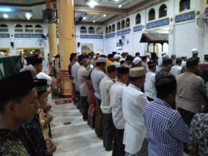 Suasana Tarawih Malam Pedana di Masjid Baitul Mukhlisin Sampoyniet