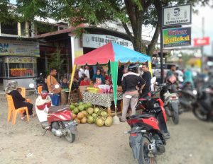 Pedagang Takjil Berbuka Puasa Raup Rupiah