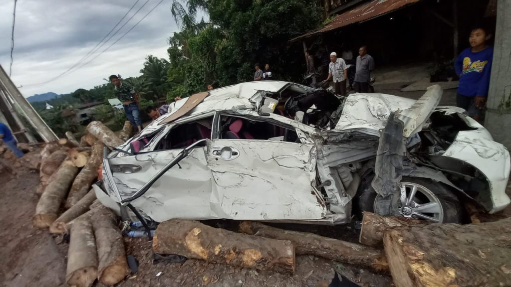 Laka Lantas Avanza Via Truck Muatan Kayu Balok Di Lintas Sumut Bandar Durian – Kec. Aek Batas Labura