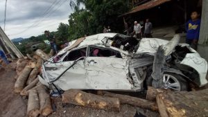Laka Lantas Avanza Via Truck Muatan Kayu Balok Di Lintas Sumut Bandar Durian – Kec. Aek Batas Labura