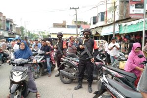 Jelang Buka Puasa, Personel Brimob Turut Antisipasi Kemacetan di Pusat Keude Sampoyniet