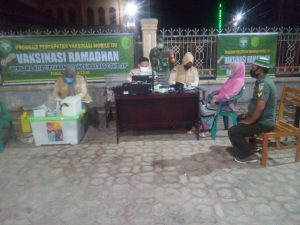 Antusias Seorang Babinsa Saat Menyambut Kedatangan Anggota Vaksinasi Ramadhan, Program Percepatan Vaksinasi TNI Kodim 0103/Aceh Utara