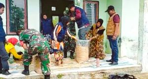Babinsa 08/Blangpegayon dan PPL Membuat Pakan Ternak Fermentasi