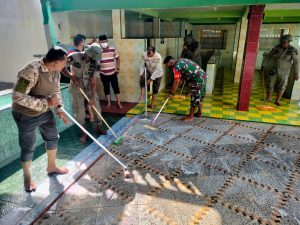 Ciptakan Kenyamanan Beribadah, Masjid Taqwa Gampong Matang Seulimeng Dibersihkan