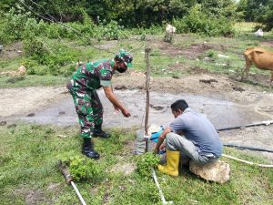 Babinsa Bantu Warga Kerjakan Pengeboran Sumur Sebagai Sumber Air Desa Binaan