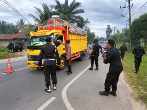 Brimob Kompi 2 Batalyon B Pelopor Satbrimob Polda Aceh Bagikan Takjil dan Masker Untuk Masyarakat
