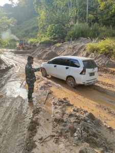 Gerak Cepat, Babinsa Hadir di Lokasi Longsor Dusun Tetumpun