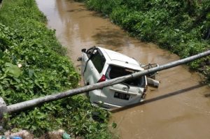 Avanza Jatuh Ke Sungai Setelah Tabrak Jembatan, Satu Penumpang Meninggal