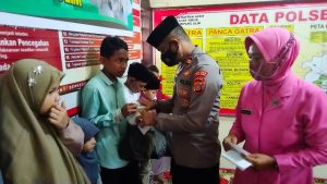 Polsek Simpang Ulim Santuni Anak Yatim Beserta Bagi-Bagi Takjil Untuk Masyarakat