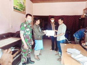 Babinsa Dampingi Pembagian BLT di Desa Sekuelen
