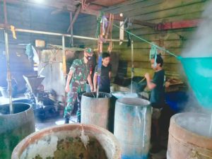 Jalin Silaturahmi, Babinsa Ini Dampingi Pengrajin Tahu