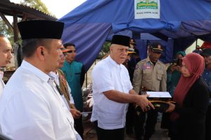 Bupati Shabela Sampaikan Bantuan Masa Panik Bagi Korban Kebakaran di Kampung Atu Lintang