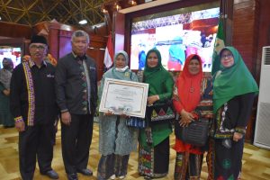 Sekda Subhandhy Dampingi Perempuan Gayo Terima Anugerah Hari Kartini