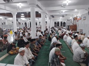 Babinsa Ramil 21/KS Jalin Silaturahmi Lewat Shalat Subuh Berjamaah