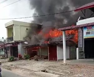 Satu Unit Toko Bangunan di Panyabungan Barat Terbakar