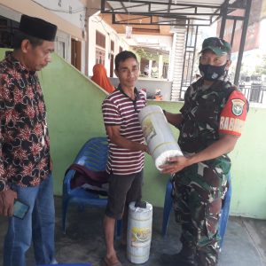 Babinsa Dampingi Pembagian Bantuan Mulsa di Desa Seneren