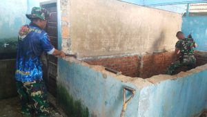 Personil TMMD Antusias Rehab Tempat Wudhu Masjid Kp. Sangir