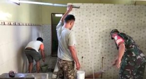 Babinsa dan Warga Gotong – royong Bersihkan Prasarana Ibadah