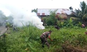 Hadir Ditengah Warga, Babinsa 02/Lgs Kerja Bakti Bersihkan TPU
