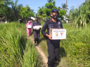 Brimob Kompi 2 Batalyon B Pelopor Berbagi Kepada Kaum Dhuafa