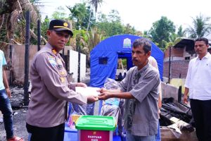Korban Kebakaran Di Indrajaya Dapat Bantuan Dirlantas Polda Aceh Aceh Dan Kapolres Pidie