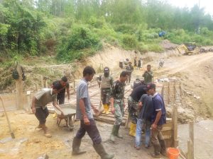 Dengan Semangat Kebersamaan, Satgas TMMD 113 dan warga Antusias Bangun Jembatan