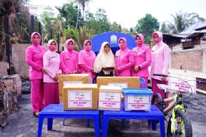 Prihatin Atas Musibah Kebakaran Di Indrajaya, Bhayangkari Cabang Pidie Salurkan Bantuan