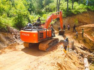 Anggota Satgas TMMD ke 113 Bersama Warga Pasang Gorong-gorong Menggunakan Alat Berat