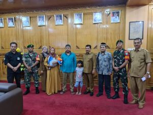 Babinsa Kodim 0104/Atim Bersama Komunitas Sunda, Bantu Keluarga Yang Terkatung-katung di Kota Langsa