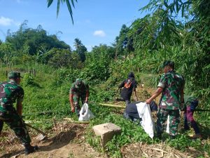 Anggota Kodim 0104/Atim Bersama UKM Unsam Kerja Bhakti Pada Program Kali Bersih