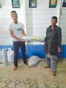 Pengulu Kampung Kong Paluh Salurkan Bantuan Bibit Bawang Merah dan Pelastik Mulsa