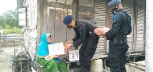 Jumat Barokah, Brimob Kompi 2 Batalyon B Pelopor Satbrimob Polda Aceh Berikan Bantuan Sembako di Desa Kapa Sungai Long Kec. Langsa Timur Pemko Langsa