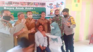 Muspika Dampingi Imunisasi (BIAN) di SMPN 1 RIkit Gaib