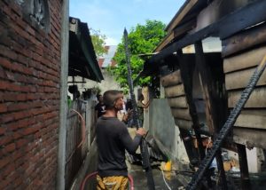 Padamkan Kebakaran Rumah Abdul Wahab, Damkar BPBD Pidie Kerahkan 3 Unit Armada