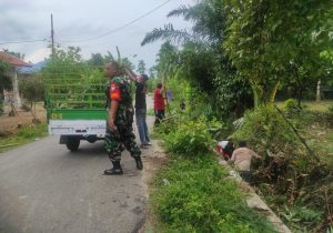 Budyakan Gotong Royong Pada Jum’at Bersih Dilakukan Babinsa Koramil 23/Langsa Timur
