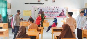 Dalam Rangka Menyambut Hut Bhayangkari, Babinsa Komsos Dengan Warga