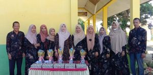 SDN Seneubok Pidie Berikan Piala Kepada Juara Kelas Untuk Motivasi Para Siswa