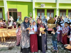 Begini Harapan Kepsek SDN 7 Ketika Memberikan Trophy Kepada Siswa Berprestasi
