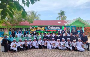 MIN 30 Aceh Utara Bagikan Rapor Plus Hadiah dan Gelar Pelepasan Murid Kelas 6