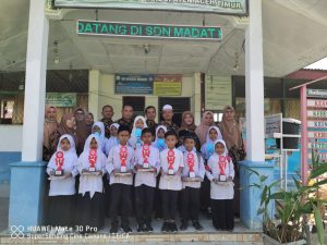 SDN Madat Berikan Trophy dan Paket Hadiah Bagi Siswa Berprestasi